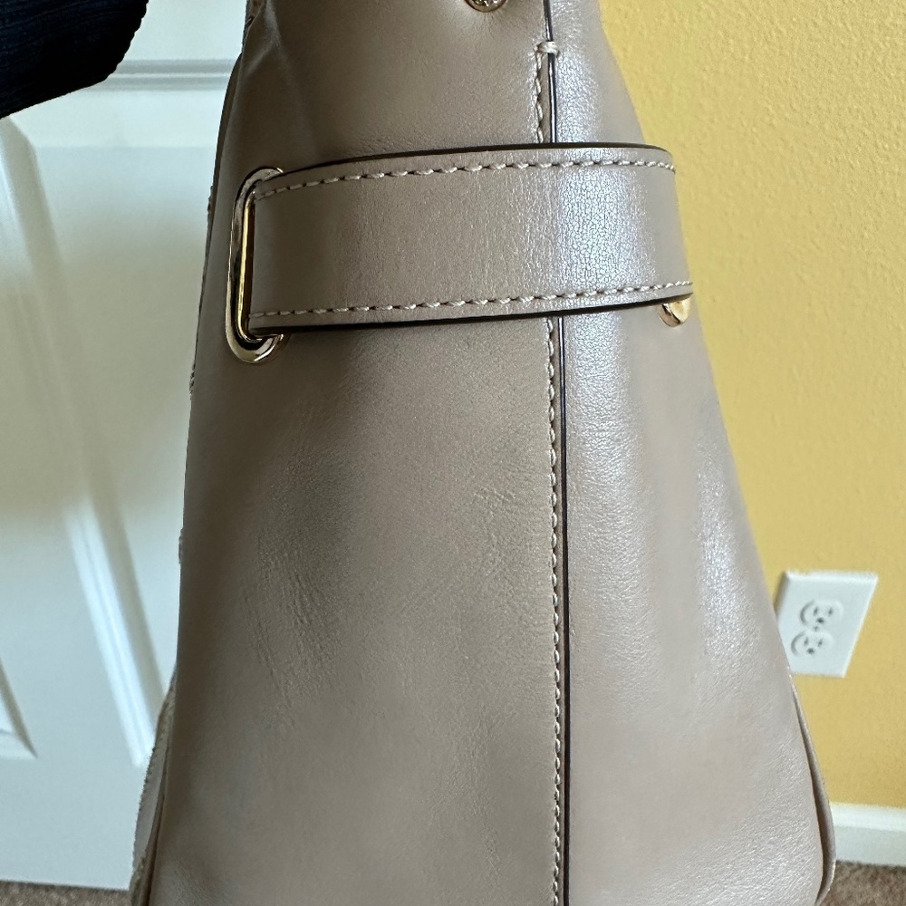 Coach Handbag in Lamb Skin Leather - Picture 8 of 16